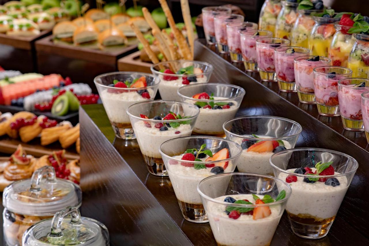 Voco - Riyadh, An Ihg Hotel - فندق فوكو الرياض, احدى فنادق مجموعة إنتركونتيننتال Zewnętrze zdjęcie A selection of desserts