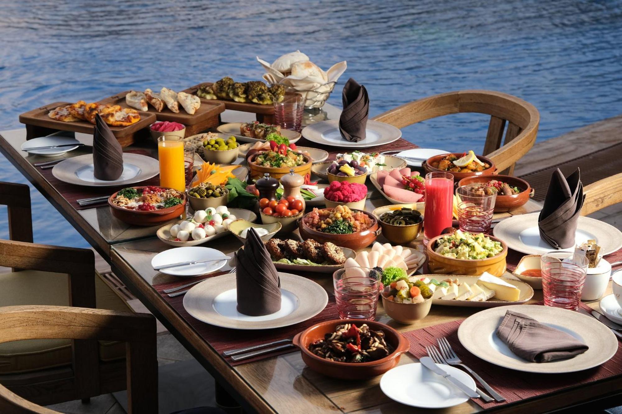 Voco - Riyadh, An Ihg Hotel - فندق فوكو الرياض, احدى فنادق مجموعة إنتركونتيننتال Zewnętrze zdjęcie A selection of Turkish meze