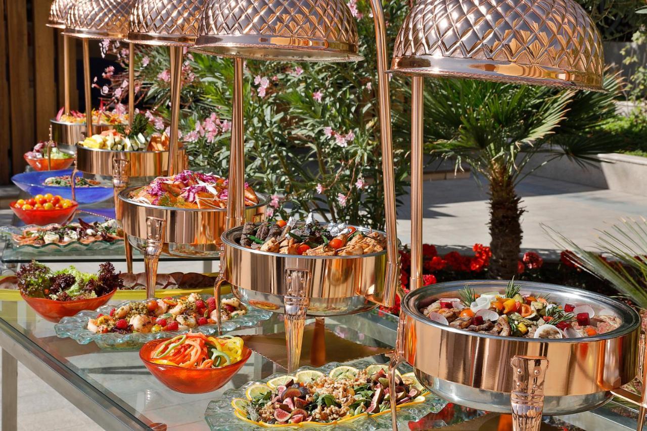 Voco - Riyadh, An Ihg Hotel - فندق فوكو الرياض, احدى فنادق مجموعة إنتركونتيننتال Zewnętrze zdjęcie A buffet at a hotel