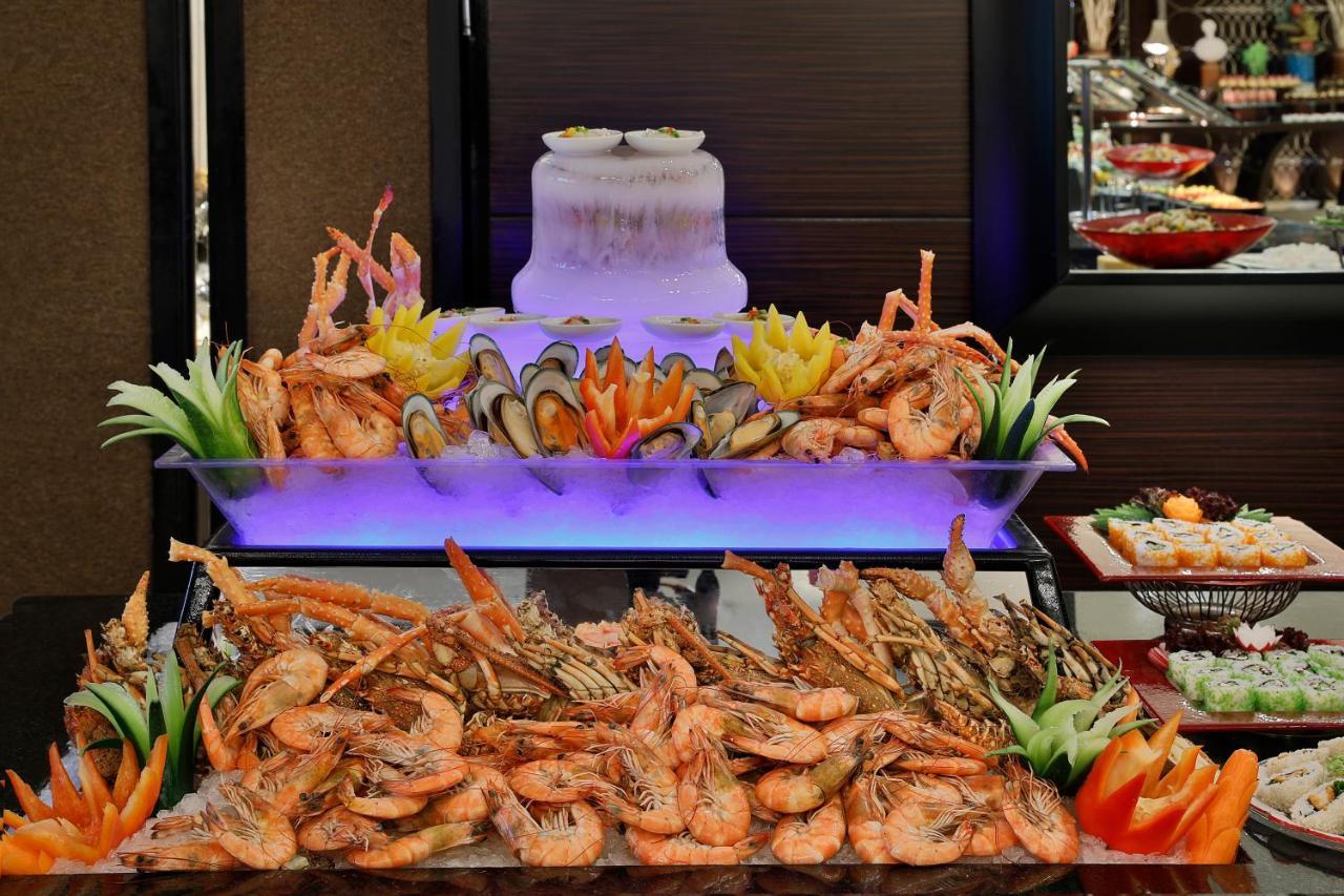 Voco - Riyadh, An Ihg Hotel - فندق فوكو الرياض, احدى فنادق مجموعة إنتركونتيننتال Zewnętrze zdjęcie Seafood on display at a buffet